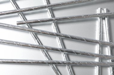 Beyaz arka planda gümüş kokteyl pipetleri, yakın çekim