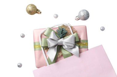 Beyaz arka planda izole edilmiş Noel oyuncaklarıyla Noel hediye kutuları.