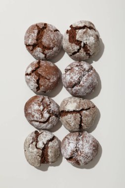 Hafif arka planda iştah açıcı Grinkle kurabiyeleri.