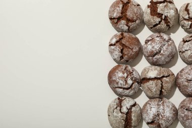 Hafif arka planda iştah açıcı Grinkle kurabiyeleri.