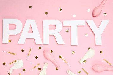 Parti dekorasyonu ve konfeti kavramı, balonlar ve mumlar.