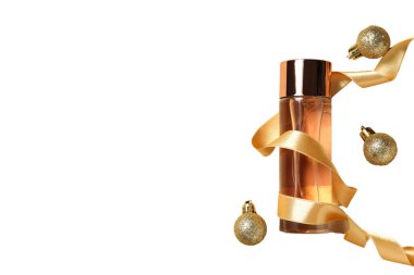 PNG, Kozmetik, yeni yıl. Beyaz arka planda izole edilmiş, Noel oyuncaklı parfüm.