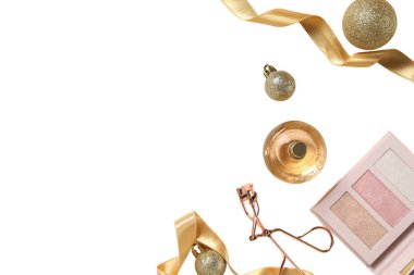 PNG, Kozmetik, yeni yıl. Beyaz arka planda izole edilmiş, Noel oyuncaklı parfüm.