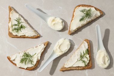 Hafif arka planda Philadelphia peynirli sandviçler..