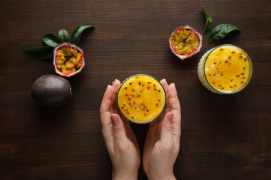 Tutku meyveli mus, lezzetli tatlı kavramı.