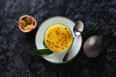 Tutku meyveli mus, lezzetli tatlı kavramı.