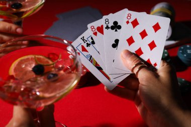 Poker oynama kavramı, elinde kağıt oynama kavramı