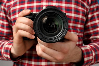 Fotoğrafçının kamerası ellerinde, fotoğraf stüdyosunda..