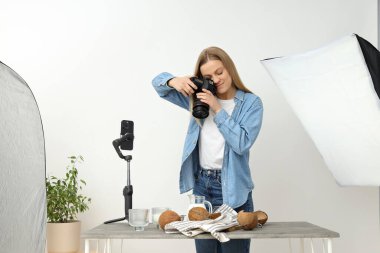 Kız bir fotoğraf stüdyosunda konu fotoğrafçılığıyla meşgul..