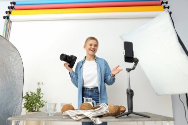 Kız bir fotoğraf stüdyosunda konu fotoğrafçılığıyla meşgul..