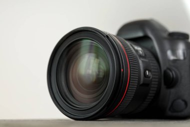 Fotoğraf stüdyosundaki profesyonel fotoğrafçının kamerası..