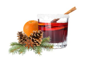 PNG, sıcak şarap, malzemelerle dolu bir bardakta içki, beyaz arka planda izole edilmiş.