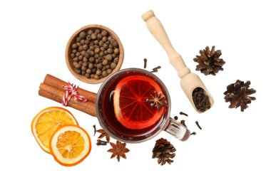 PNG, sıcak şarap, malzemelerle dolu bir bardakta içki, beyaz arka planda izole edilmiş.