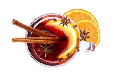 PNG, sıcak şarap, malzemelerle dolu bir bardakta içki, beyaz arka planda izole edilmiş.