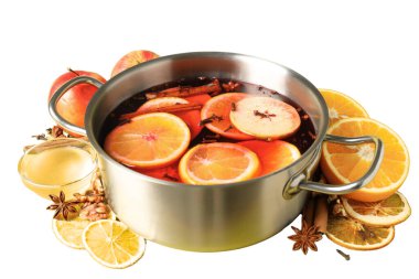 PNG, sıcak şarap, malzemelerle dolu bir demlikte, beyaz arka planda izole edilmiş.