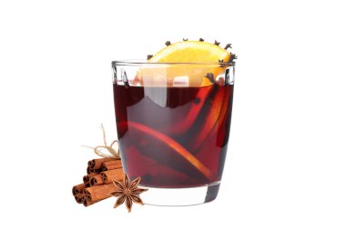 PNG, sıcak şarap, malzemelerle dolu bir bardakta içki, beyaz arka planda izole edilmiş.