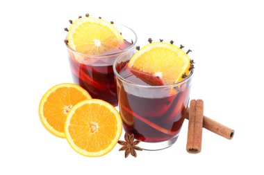 PNG, sıcak şarap, malzemelerle dolu bir bardakta içki, beyaz arka planda izole edilmiş.