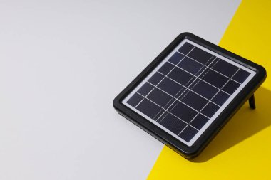 Taşınabilir siyah güneş panelinin yakın çekim görüntüsü