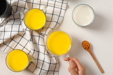 Ay sütü, zerdeçal içeren süt, farklı içecek kavramı.