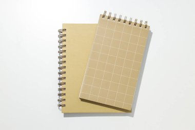 Beyaz arka planda iki şık defter