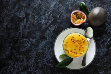 Tutku meyveli mus, lezzetli tatlı kavramı.
