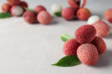 Lychee, taze ve olgun egzotik yiyecek kavramı.