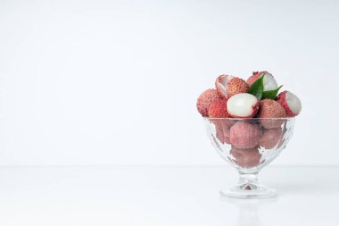 Lychee, taze ve olgun egzotik yiyecek kavramı.