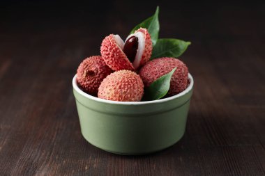 Lychee, taze ve olgun egzotik yiyecek kavramı.