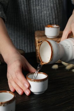 Japon pirinç tentürü, koyu bir arka planda alkollü bir içecek..