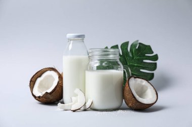 Hindistan cevizi sütü, lezzetli ve doğal içecek kavramı.