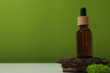 Kahverengi bir şişede kabuklu ve yosunlu kozmetik yağı