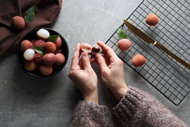 Lychee, taze ve olgun egzotik yiyecek kavramı.