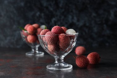 Lychee, taze ve olgun egzotik yiyecek kavramı.