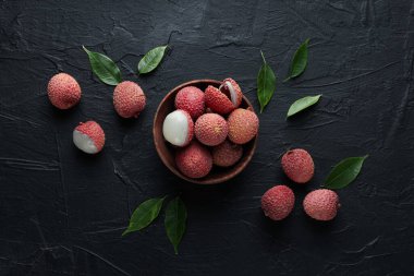 Lychee, taze ve olgun egzotik yiyecek kavramı.