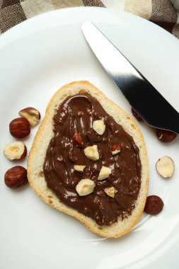 Hafif arka planda çikolata ezmeli ekmek.