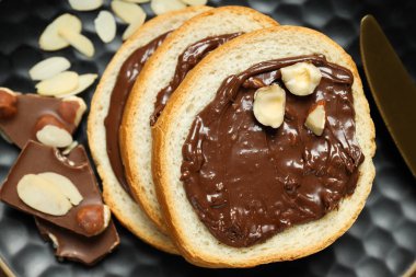 Siyah kasede çikolata ezmeli ekmek.