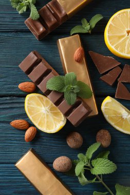 Taze limon ve naneli çikolatalar.