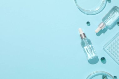 Mavi arka planda şeffaf kozmetik şişeler