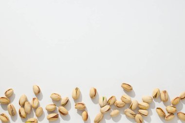 Kabuklu fıstıklar, hafif arka planda..