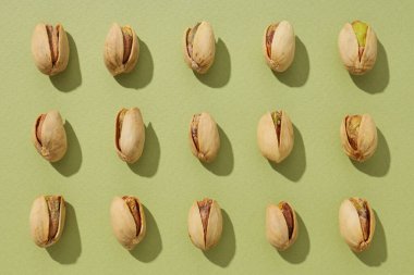 Fıstıklar, yeşil arka planda, üst manzara.