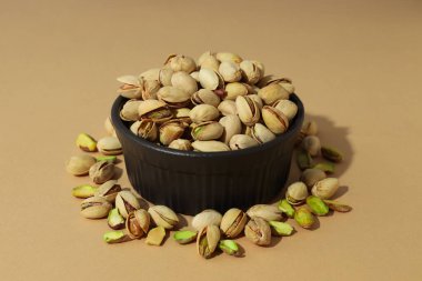 Tabakta fıstık, bej bir arka planda..