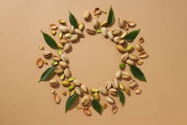 Tabakta fıstık, bej bir arka planda..