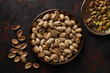 Koyu bir arka planda, tabakta fıstıklar..