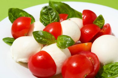 Beyaz kasede salata, yakın plan.