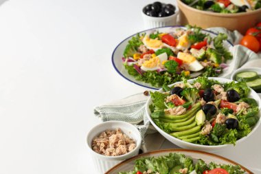 Hafif arka planda ton balıklı salata pişirmek.