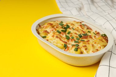 Lezzetli ve lezzetli ev yemeği kavramı. Patates güveci.