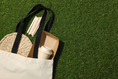 Kağıt bardaklı pamuk torba, yeşil arka planda kutu ve tepsi, metin için boşluk