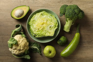 Tahta arka planda protein sebzeleri seti, üst manzara.