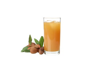 Beyaz arka planda izole edilmiş bir bardakta PNG, Tamarind suyu.