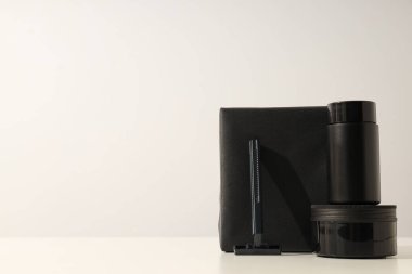 Beyaz arka planda erkek kozmetiği, jilet ve siyah kutu, metin için boşluk